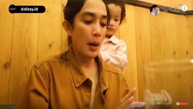 Ussy Sulistiawaty saat makan bersama anak-anaknya di sebuah resto di Jepang (Dok.YouTube/Ussy Andhika Official)