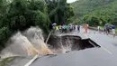 Sebuah jalan terlihat rusak parah akibat hujan lebat dari Topan Nepartak di Fuzhou, Fujian, Tiongkok (9/7). Ratusan ribu warga terpaksa mengungsi akibat topan ini. (REUTERS)