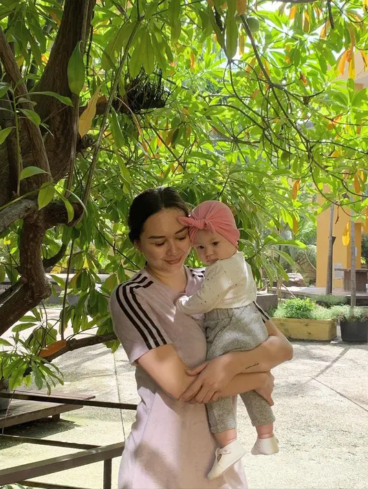 "Dari situ aku mulai berpikir, dari pertama punya baby, aku sudah bilang, 'Kita tuh harus cuci tangan, ganti baju, karena aku enggak tahu kalian di luar ke mana saja, jangan bawa virus ke sini, karena bayi itu rentan.' Itu jauh sebelum ada pandemi, ya," jelas Aura Kasih.  (Instagram/aurakasih)