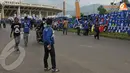 Para pedagang jersey memanfaatkan peluang emas dengan berdagang jersey Persib di sekitar Stadion Si Jalak Harupat Soreang Bandung pada Jumat 6 Des 2013.(Liputan6.com/Helmi Fithriansyah)