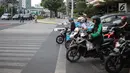 Pengendara sepeda motor melanggar garis berhenti lampu merah Jalan MH Thamrin, Jakarta, Kamis (4/10). Masih banyak pengendara yang melanggar dan tidak mengindahkan penerapan tilang elektronik. (Liputan6.com/Faizal Fanani)