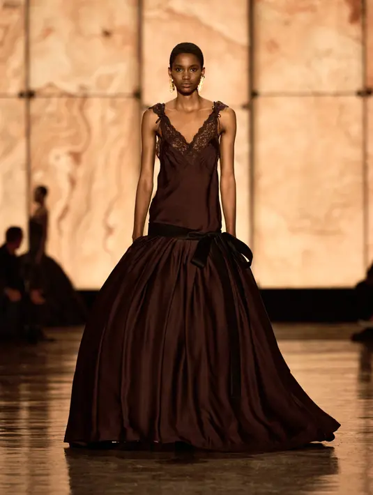 Koleksi ini merefleksikan gaya yang kompleks, sempurna untuk para perempuan dengan karakteristik yang tegas.  [Foto: Saint Laurent.dok]