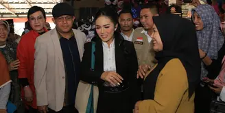 Krisdayanti beberapa waktu lalu blusukan ke Malang. Penampilan penyanyi dan anggota DPR itu mencuri perhatian. Pasalnya, ia saat blusukan ke pasar, perempuan empat orang anak itu menenteng tas yang harganya sekitar Rp 71 juta. [Instagram/krisdayantilemos]