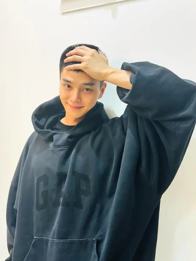 Song Kang Pamer Rambut Pendek dan Tulis Pesan Menyentuh untuk Fans Sebelum Masuk Wamil Sore Ini (instagram.com/songkang_b)