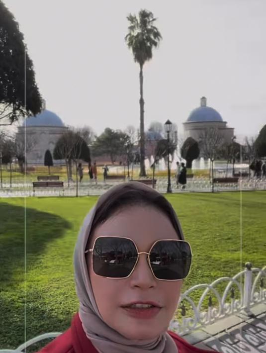 Rossa memang dikenal sering tampil dengan rambut pendeknya. Namun kali ini gaya hijab Rossa sukses mencuri perhatian para penggemarnya. Rossa tetap kece mengenakan kacamata hitam.  (Liputan6.com/IG/@itsrossa910)