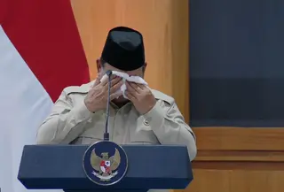 Momen haru menyelimuti acara Silaturahmi Presiden Prabowo dengan para kiai dan tokoh ormas Islam di Istana Merdeka, Jakarta. (Foto: Istimewa)