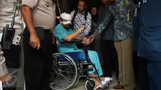 Penyidik KPK, Novel Baswedan saat akan dipindahkan dari Rumah Sakit Mitra Keluarga Kelapa Gading, Jakarta, Selasa (11/4). Novel Baswedan akan menjalani perawatan intensif di Rumah Sakit Mata Jakarta Eye Center(JEC), Menteng. (Liputan6.com/Johan Tallo)