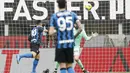 Striker Inter Milan, Lautaro Martinez (kiri) melepaskan sundulan yang berbuah gol pertama timnya ke gawang AC Milan dalam laga lanjutan Liga Italia 2020/21 pekan ke-23 di San Siro Stadium, Minggu (21/2/2021). Inter Milan menang 3-0 atas AC Milan. (AP/Antonio Calanni)