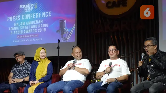Hendro Saky, Ikke Nurjanah, M. Rafiq, Denny Sompie, dan Adib Hidayat dalam Press ConferenceMalam Anugerah Lomba Cipta Lagu Radio & Radio Award 2019 di Jakarta, Jumat, 20 Desember 2019. (dok. Liputan6.com/Adhita Diansyavira)