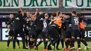 Pemain Werder Bremen merayakan keberhasilan bertahan di kompetisi Bundesliga usai menahan imbang Heidenheim 1846 di laga play-off leg kedua, Selasa (7/7/2020) dini hari WIB. Bremen bermain imbang 2-2 atas Heidenheim. (AFP/Kai Pfaffenbach/pool)