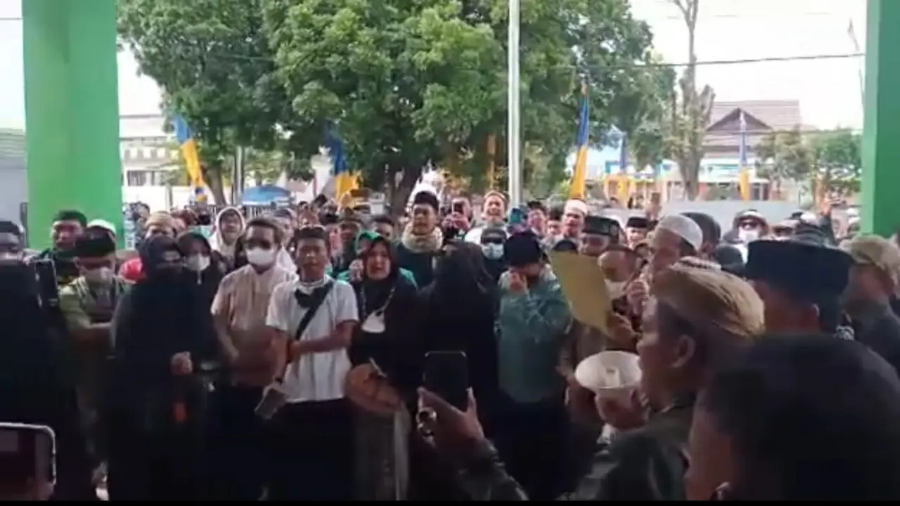 Puluhan massa Aliansi Umat Islam Garut, Jawa Barat menggelar aksi damai atas pernyataan kontroversi Menteri Yaqut beberapa waktu, di halaman Kantor Kementerian Agama (Kemenag) Garut, siang tadi.