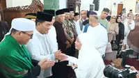 Gubernur Sulut Yulius Selvanus bersilaturahmi dengan Jemaah di Masjid Raya Ahmad Yani Manado usai pelaksanaan salai id pada, Senin (31/3/2025).