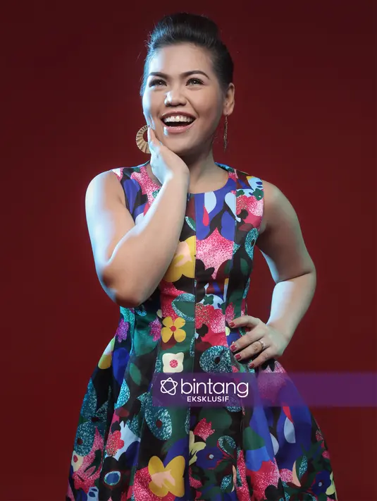 "Walau dengan berat hati Weni turutin, dan pas sudah tamat SMA ternyata Weni masih belum direstui nyanyi. Sempat kabur dari rumah juga waktu itu," kata Weni saat berkunjung ke redaksi Bintang.com. (Deki Prayoga/Bintang.com)