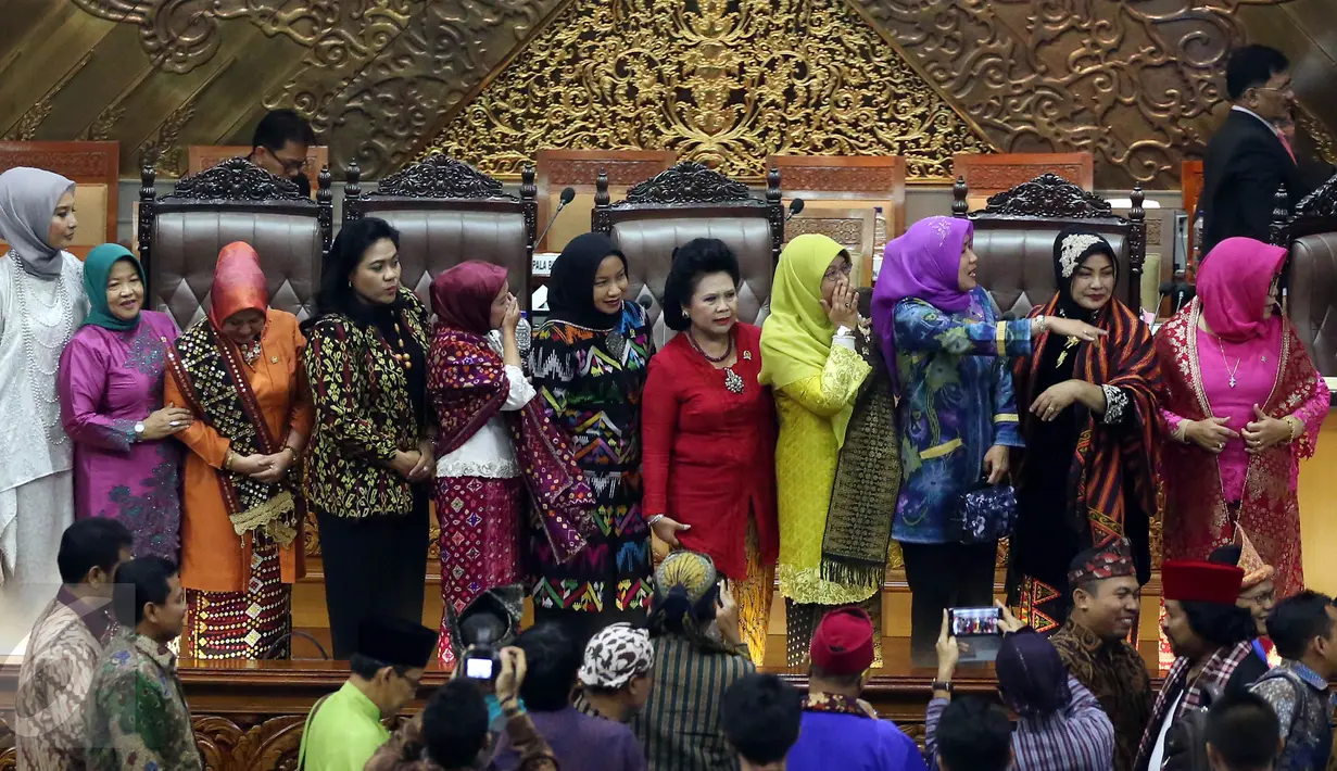 Sejumlah anggota dewan bersiap untuk berfoto bersama usai mengikuti sidang paripurna ke-22 DPR di Gedung Nusantara II, Kompleks Parlemen, Senayan, Jakarta, Kamis (27/4). (Liputan6.com/Johan Tallo)