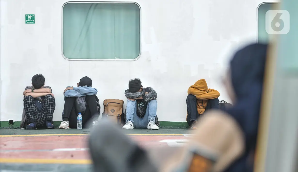 <p>Penumpang saat tertidur di deck kapal saat perjalanan mudik menuju Pelabuhan Bakauheni, Lampung Selatan, Sabtu (30/4/2022). Perjalanan kapal dari Merak-Bakauheni memakan waktu tempuh sekitar 2-3 jam. (merdeka.com/Iqbal S. Nugroho)</p>