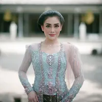 Dia menyelesaikan penampilannya dengan pulasan makeup flawless dalam rona pink yang segar karya MUA @donnyndutmakeup, [@faralljibrill].