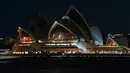 Gedung Opera Sydney terlihat dengan lampu dimatikan selama Earth Hour di Sydney (27/3/2021). (AFP/Steven Saphore)