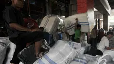 Aktivitas  di pusat tekstil terbesar di Asia Tenggara tersebut terlihat padat, Jakarta, Rabu (25/6/2014) (Liputan6.com/Johan Tallo)
