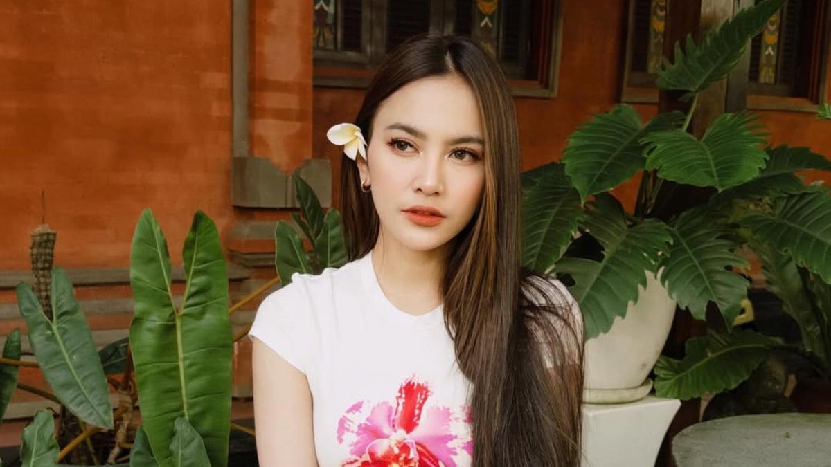 8 OOTD Mahalini saat Pulang Kampung dari Gaya Momong Anak hingga Anniversary Bersama Suami, Aura Gadis Terpancar