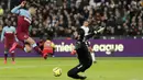 Kiper Liverpool Alisson berusaha menyelamatkan bola tendangan pemain West Ham, Manuel Lanzini pada pertandingan Liga Inggris di Stadion London, Rabu (29/1/2020). Liverpool menang 2-0 atas West Ham dan tetap kokoh di puncak klasemen dengan poin 70. (AP Photo/Frank Augstein)