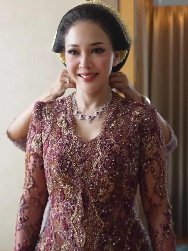 Potret Maia Estianty saat Akad Nikah El Syifa dengan Perhiasan Set Red Ruby yang Memukau