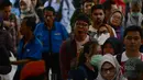 Sejumlah calon penumpang kereta api mengantre memasuki Stasiun Gambir, Jakarta, JumaKt (31/5/2019). H-5 Lebaran, pemudik mulai memadati Stasiun Gambirdimana Lonjakan penumpang kereta api tujuan berbagai kota di Pulau Jawa diprediksi terjadi pada 31 Mei dan 1 Juni 2019. (merdeka.com/Imam Buhori)
