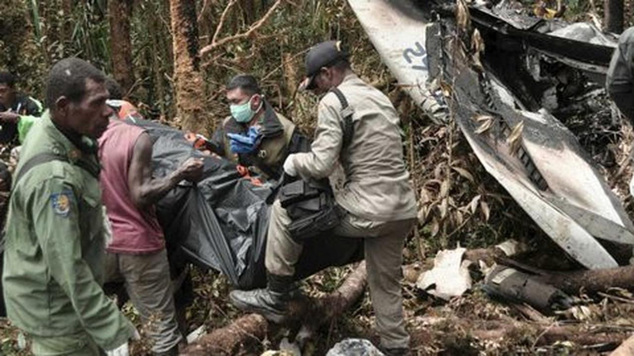 Tim SAR dibantu warga akhirnya menemukan FDR Trigana Air