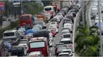 Meski pihak Jasa Marga sudah membuka 9 dari 14 Gerbang Tol (GT) Cikunir 2, arus lalu lintas Senin (15/2/2016) terpantau padat. Antrean kendaraan mencapai 3 kilometer. 