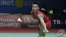 Langkah Lin Dan pada Indonesia Open 2019 terhenti di babak kedua setelah kalah 3 gim skor 24-22, 17-21, dan 21-13 dari Chou Tien Chen, Taiwan. (Bola.com/Peksi Cahyo)