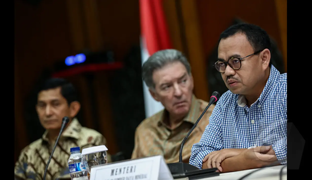 Menteri ESDM, Sudirman Said mengatakan pemerintah sepakat memperpanjang operasional PT Freeport Indonesia selama 6 bulan, Jakarta,Minggu (25/1/2015). Pertemuan membahas pemberian izin perpanjangan MoU PT Freeport Indonesia. (Liputan6.com/Faizal Fanani)