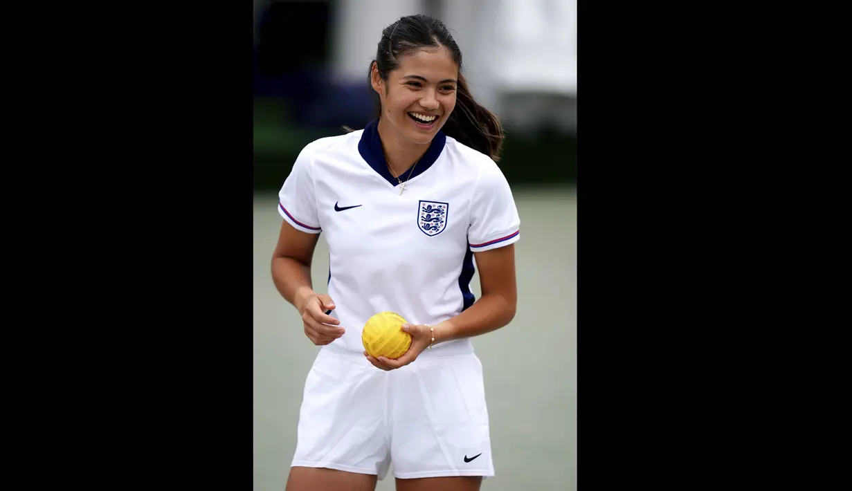 Petenis Inggris, Emma Raducanu mengenakan jersey Timnas Inggris saat melakukan latihan menjelang turnamen Wimbeldon di The All England Lawn Tennis and Croquet Club, London, Inggris, Minggu (30/06/2024) waktu setempat. (AP Photo/John Walton)