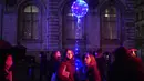 Orang-orang menghadiri pertunjukan cahaya malam di Lyon, Prancis tengah, Rabu (8/12/2021). Jutaan orang diperkirakan akan menghadiri acara Festival of Lights selama empat hari di kota itu. (AP Photo/Laurent Cipriani)