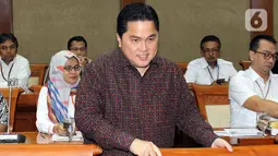 Menteri Badan Usaha Milik Negara (BUMN) Erick Thohir bersiap mengikuti rapat dengan Komisi VI DPR, di kompleks Parlemen, Jakarta, Senin (2/12/2019). Rapat tersebut membahas Penyertaan Modal Negara (PMN) pada Badan Usaha Milik Negera tahun anggaran 2019 dan 2020. (Liputan6.com/Johan Tallo)