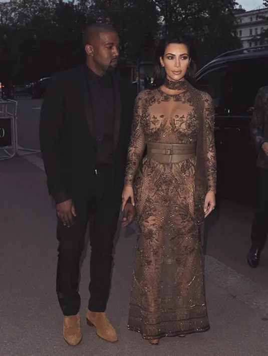 Kim tidak hanya kehilangan cincin kesayangan pemberian suaminya itu, namun ia mengatakan bahwa nyawanya pun juga hampir melayang. Pasalnya saat itu para perampok menyudutkan tembakan di kepala Kim. (Instagram/Kimkardashian)