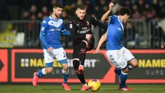 Penyerang AC Milan, Ante Rebic berebut bola dengan bek Brescia, Stefano Sabelli dan Andrea Cistana dalam pertandingan lanjutan kompetisi Liga Italia Serie A di Stadion Mario Rigamonti, Jumat (24/1/2020). AC Milan menang 1-0 lewat gol tunggal Ante Rebic. (MIGUEL MEDINA / AFP)