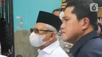 Wakil Presiden Ma’ruf Amin didampingi oleh Menteri BUMN Erick Thohir meninjau lokasi kebakaran Depo Pertamina Plumpang, Jakarta Utara, Sabtu (4/3/2023). (Liputan6.com/Herman Zakharia)