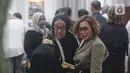 Direktur Programing Surya Citra Media (SCM), Harsiwi Achmad (kanan) saat melayat di rumah duka pesohor legendaris Titiek Puspa di kawasan Pancoran, Jakarta Selatan, Kamis (10/4/2025) malam. (Liputan6.com/Angga Yuniar)