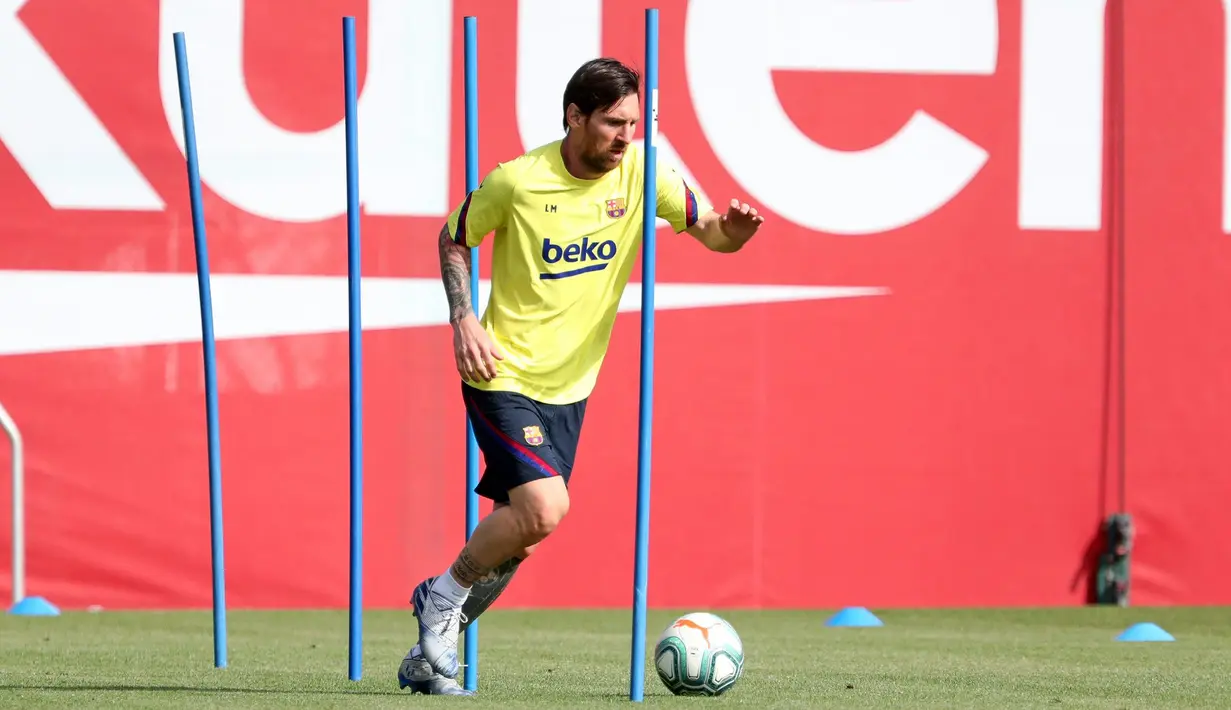 Pemain Barcelona, Lionel Messi, saat mengikuti latihan di Ciutat Esportiva Joan Gamper, Sant Joan Despi, Jumat (8/5/2020) waktu setempat. Barcelona kembali menjalani latihan usai seluruh pemain tim utama dinyatakan negatif COVID-19. (AFP/Miguel Ruiz)