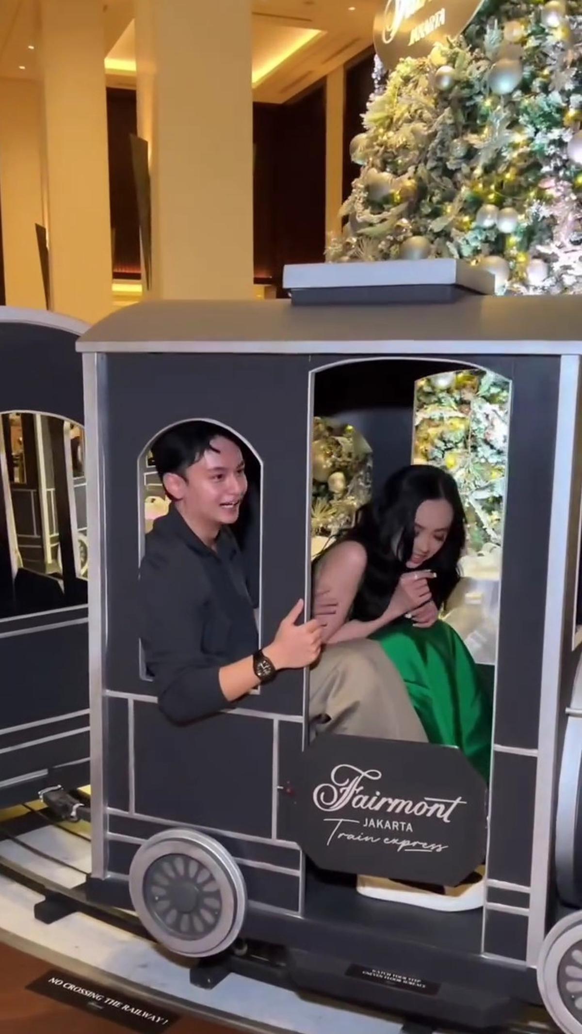 Potret Lyodra dan Randy Martin Rayakan Natal Bersama dengan Romantis