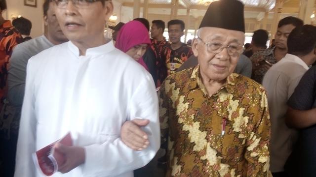 Romo Harto dan Ketua MUI DIY KH Toha bergandengan