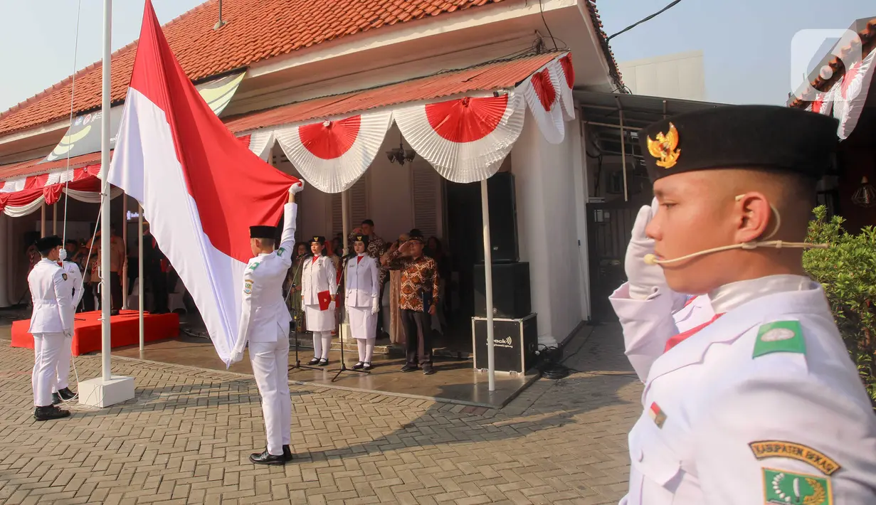 Pengibar bendera bersiap mengibarkan bendera Merah Putih saat upacara peringatan Hari Sumpah Pemuda di Museum Sumpah Pemuda, Jakarta, Senin (28/10/2024). (Liputan6.com/Herman Zakharia)