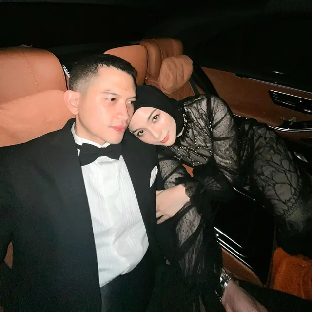 Parade Busana Gelap Pasangan Artis yang Hadir di Resepsi Jessica Mila-Yakub Hasibuan