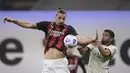 Penyerang AC Milan, Zlatan Ibrahimovic (kiri) berebut bola dengan bek AS Roma, Bruno Peres pada pertandingan lanjutan Liga Serie A Italia di Stadion Milan San Siro, Italia, Senin (26/10/2020). AC Milan bermain imbang atas Roma 3-3. (Fabio Ferrari / LaPresse via AP)