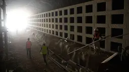 Pekerja berjalan dalam lokasi proyek pembangunan kompleks pemakaman bawah tanah di Yerusalem, Minggu (18/8/2019). Pemakaman bawah tanah tersebut mampu menampung 23.000 makam manusia. (AP Photo/Oded Balilty)