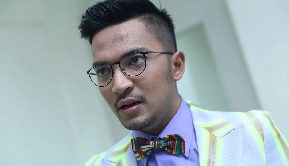 "Di pop aku masih keluarkan, dangdut juga keluarkan single. Kalau dibilang beralih sih nggak juga, tetap fokus di pop juga. Alhamdulillah ada rezeki lagi di dangdut, ya dinikmati saja," ucap Ihsan Tarore. (Nurwahyunan/Bintang.com)