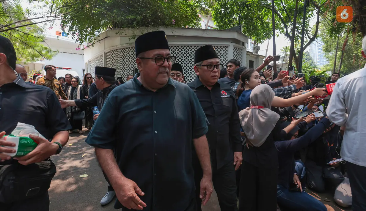 Wakil Gubernur DKI Jakarta Rano Karno tiba di rumah duka Guruh Soekarnoputra di Jalan Sriwijaya Raya, Kebayoran Baru, Jakarta Selatan, Sabtu (26/9/2026). (KLY/Budy Santoso)