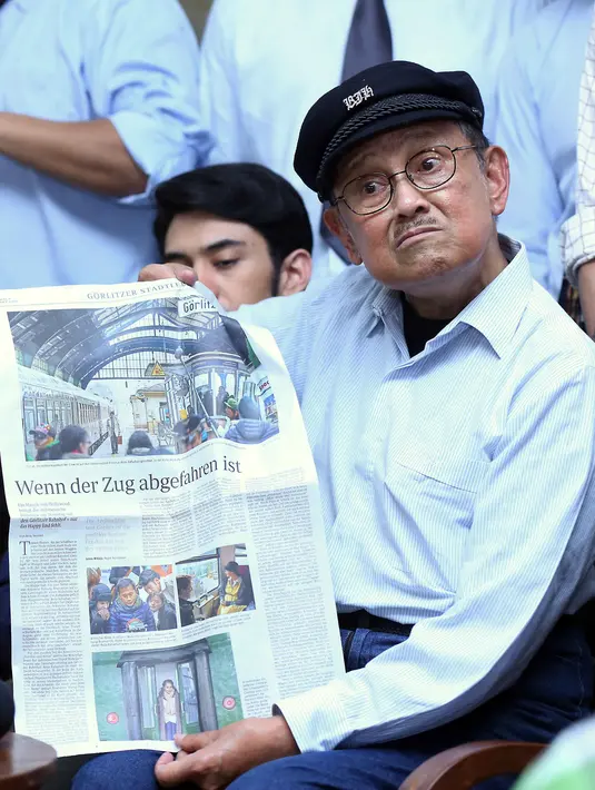 "Cinta Eyang memang memang hanya untuk Ainun. Tapi saya kan lelaki normal, kalau ada yang cantik, ya saya suka," ucap BJ Habibie di lokasi syuting film Rudy Habibie di kawasan Jakarta Selatan, Kamis (24/03/2016). (Nurwahyunan/Bintang.com)