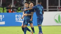 Selebrasi para pemain Timnas Thailand setelah Sarach Yooyen (kiri) mencetak gol penyeimbang 1-1 ke gawang Indonesia dalam laga matchday ketiga Grup A Piala AFF 2022 di Stadion Utama Gelora Bung Karno, Senayan, Jakarta, Kamis (29/12/2022) sore WIB. (Bola.com/Abdul Aziz)