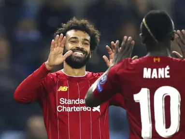 Penyerang Liverpool, Mohamed Salah bersama Sadio Mane merayakan gol ke gawang KRC Genk pada laga Liga Champions 2019 di KRC Genk Arena, Rabu (23/10). Liverpool menang 4-1 atas KRC Genk. (AP/Francisco Seco)