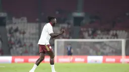 Emmanuel Adebayor melakukan selebrasi setelah mencetak gol penyama kedudukan bagi North London Legends pada menit ke-10 saat menghadapi United Legends dalam laga ekshibisi Champions Impact in Jakarta: The Rivalry Returns di Stadion Utama Gelora Bung Karno, Jakarta, Sabtu (10/10/2026). (KLY/Budy Santoso)